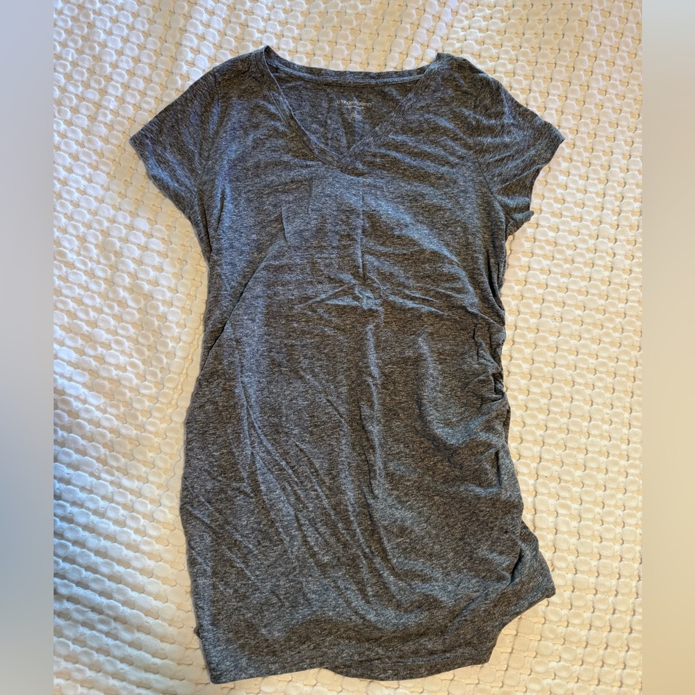 Liz Lange maternity gray v-neck tshirt‎